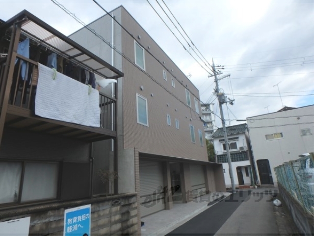 【宇治市六地蔵のマンションの建物外観】