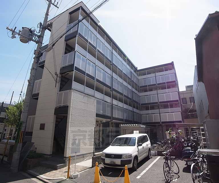 【京都市中京区西ノ京南円町のマンションの建物外観】