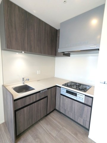 キッチン　グリル付ガス3口システムキッチン、シンクにプレート付で料理し