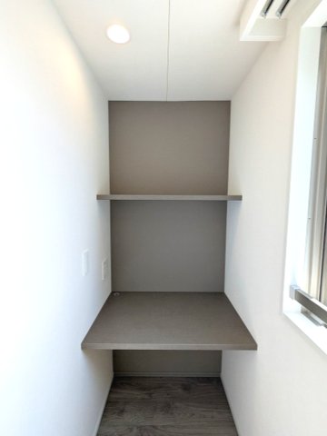 その他設備　洋室の隣にデスクワーク可能なDENスペース付、上層階は日当た