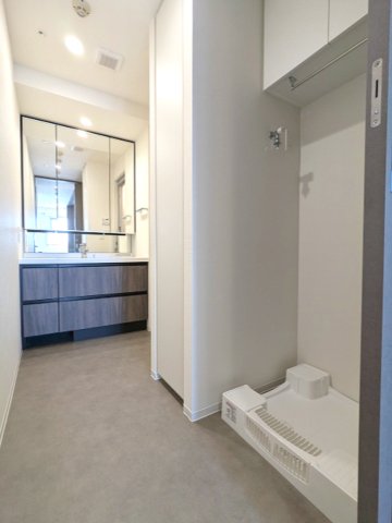 洗面設備　トイレと独立した洗面室、3面鏡付ハンドシャワー付洗面台、洗面