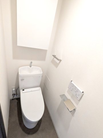 トイレ　洗面室と独立した窓付の温水洗浄便座、ペーパーホルダーにスマホ