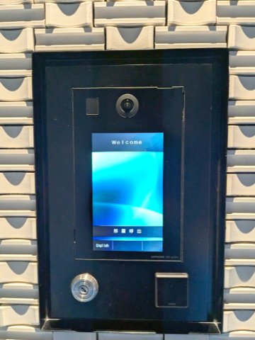 セキュリティ　モニター付オートロックは鍵をかざすだけでスムーズにオープンし