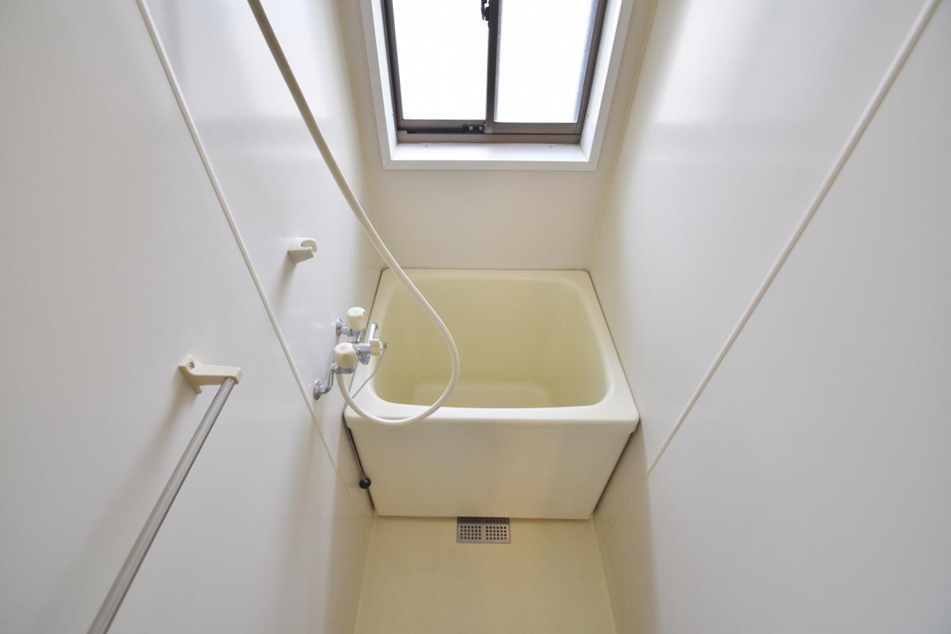 バス・シャワールーム　少し狭いですが綺麗なお風呂です♪