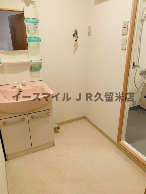洗面設備　独立洗面化粧台が付いています