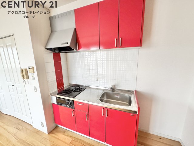 キッチン　赤を基調としたキッチン