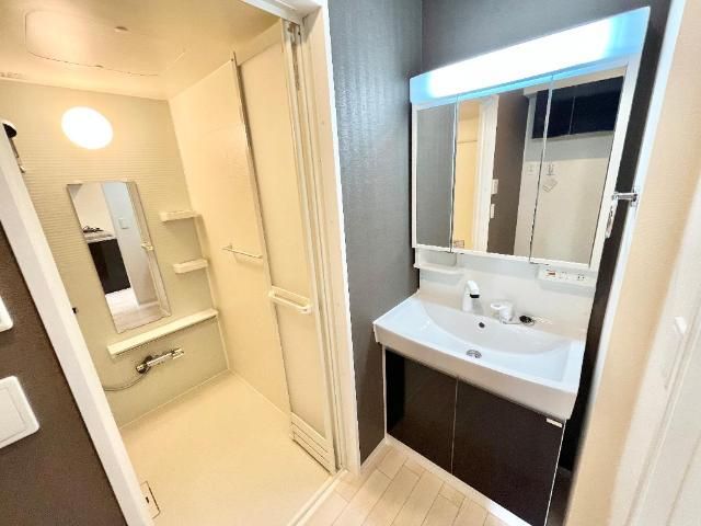 洗面設備　明るい洗面所です