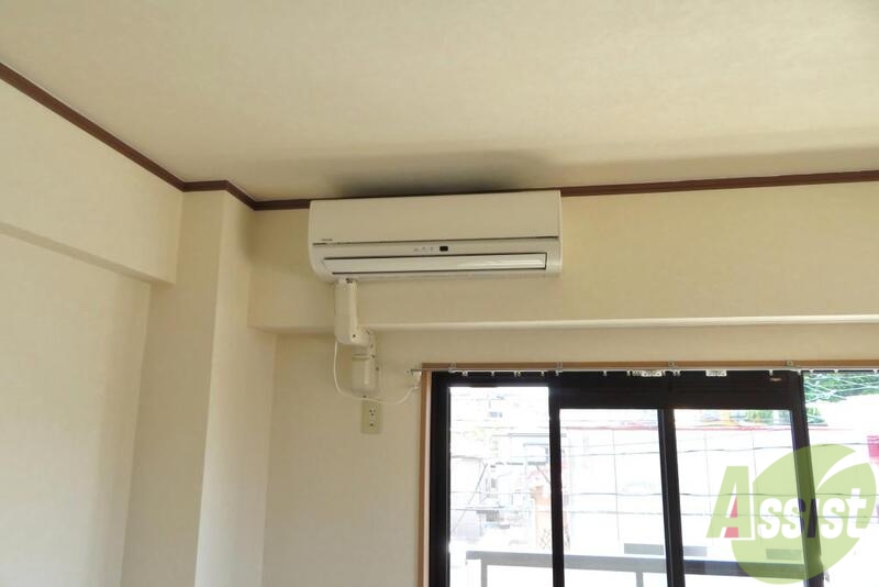 その他設備　エアコンはお部屋の角に設置済み、シーズン問わず活躍ですね