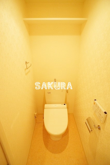 トイレ　便利な上部棚付きです♪