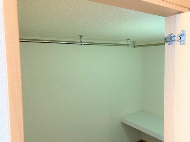 収納　ベッド下はハンガーパイプ付の収納スペース