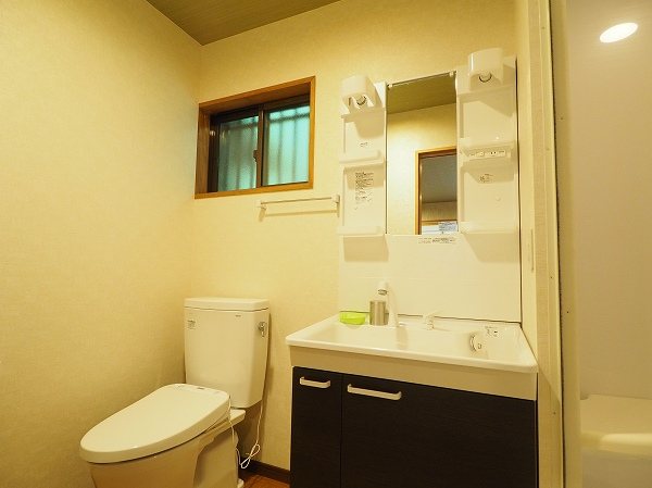 洗面設備　客間用の洗面＆お手洗い。右側にはシャワーブースがございます。