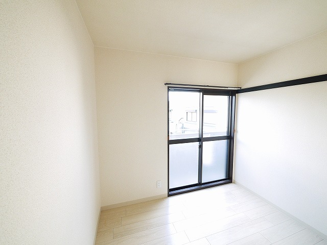 その他部屋・スペース　落ち着いた色調の寝室です