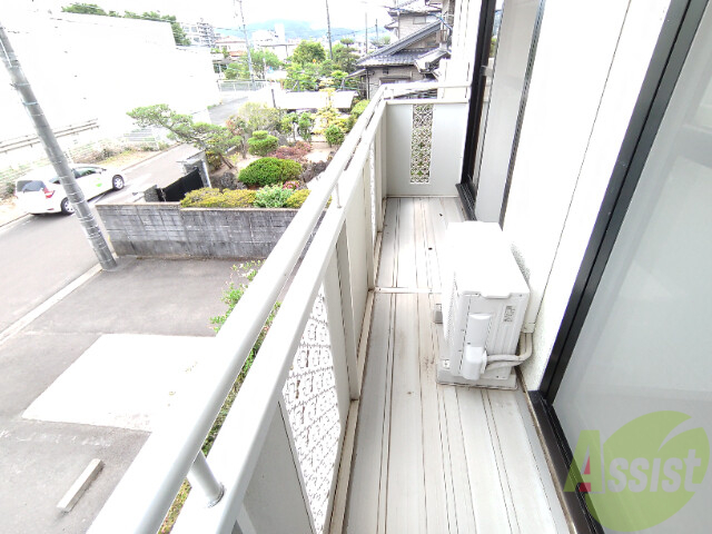 バルコニー　ベランダはよく日が当たり気持ちの良い空間です。