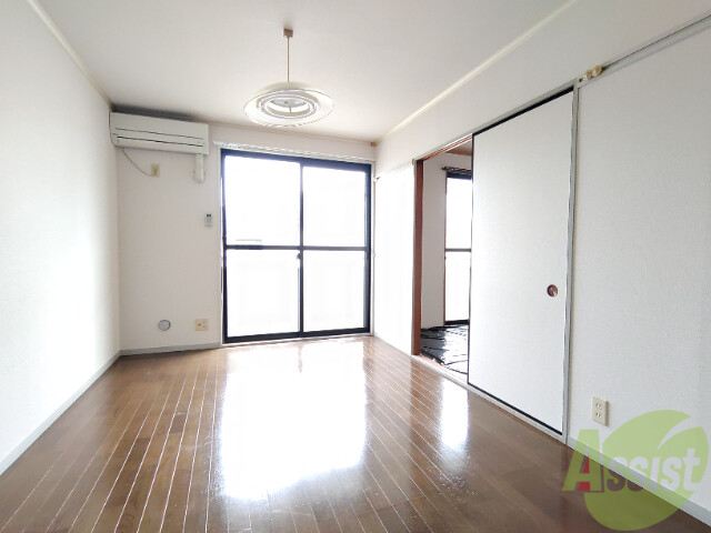 居室・リビング　広くきれいなリビングは明るい光も良く差します。