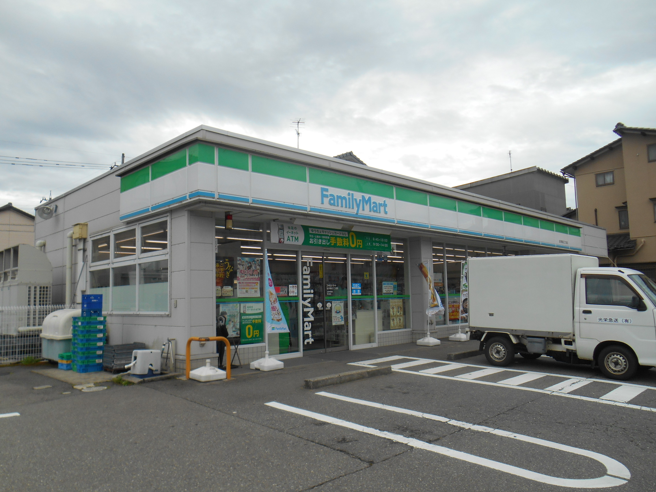 コンビニ　ファミリーマート金沢額谷三丁目店（コンビニ）まで586m