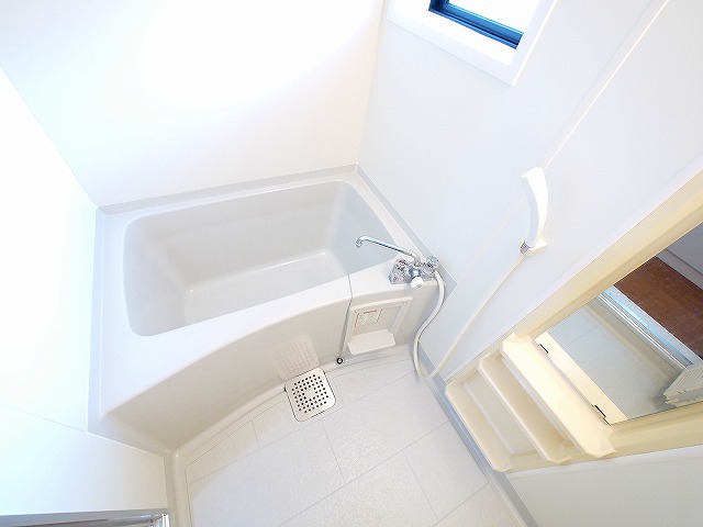 バス・シャワールーム　コンパクトで使いやすいお風呂です