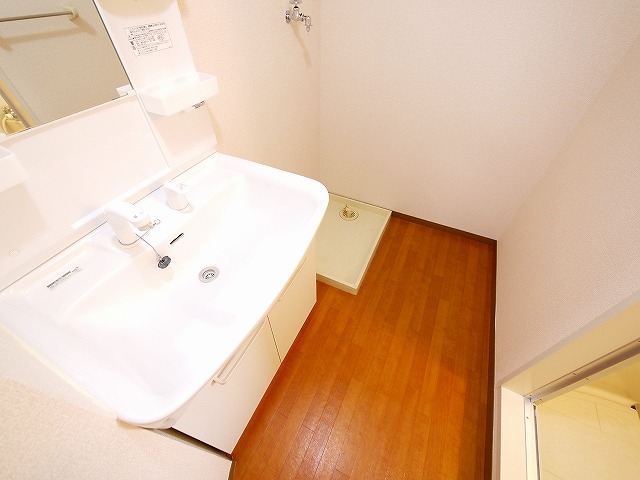 洗面設備　明るい洗面所です