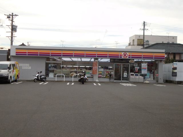 コンビニ　ファミリーマート（コンビニ）まで400m