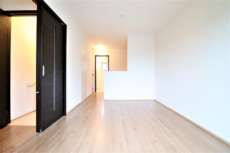 居室・リビング　約10.4帖のリビングはご家族の寛ぎの空間