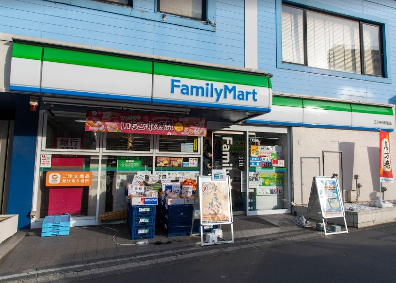 コンビニ　ファミリーマート 王子神谷駅前店（コンビニ）まで40m