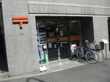 郵便局　新宿明治通郵便局（郵便局）まで213m