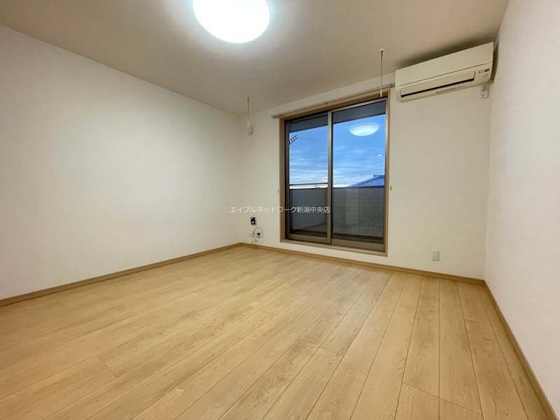 居室・リビング　※同間取り306号室参考写真