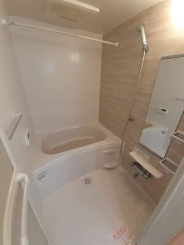 バス・シャワールーム　追い焚き・浴室乾燥機付きのお風呂です♪