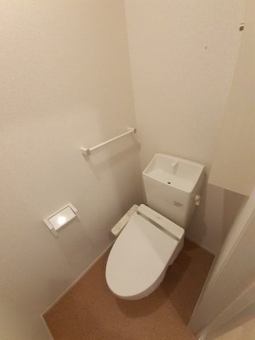 トイレ　嬉しい温水洗浄便座付き♪