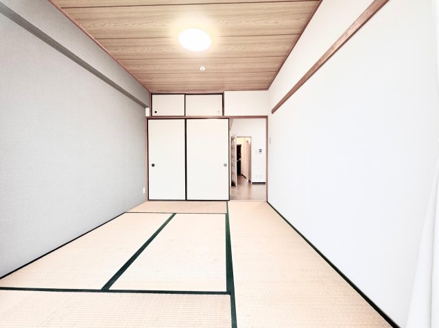 その他　大容量押し入れを備えたモダンな和室（照明はイメージ）