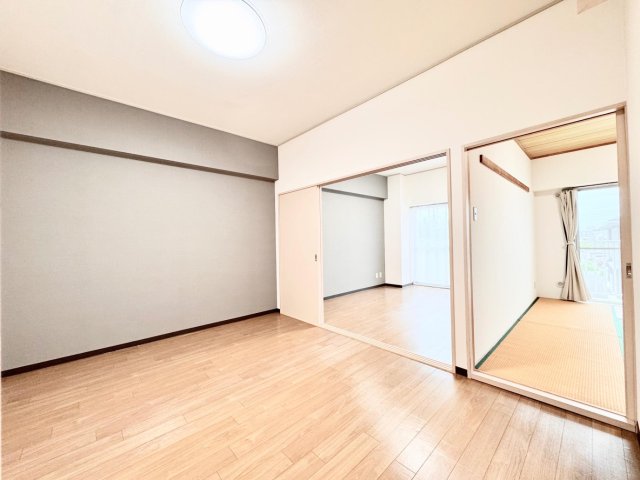 居室・リビング　高い天井高に洋室を繋げられる大空間リビング（照明はイメージ）