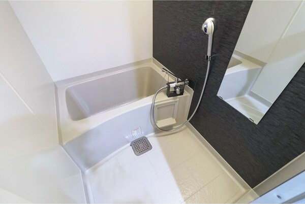 バス・シャワールーム　※写真は同じマンションの違う部屋のものになります。