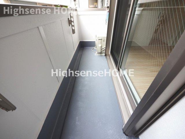 バルコニー　暖かな日差しのふりそそぐバルコニー