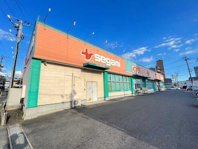 ドラックストア　ドラッグセガミ西原店（ドラッグストア）まで79m