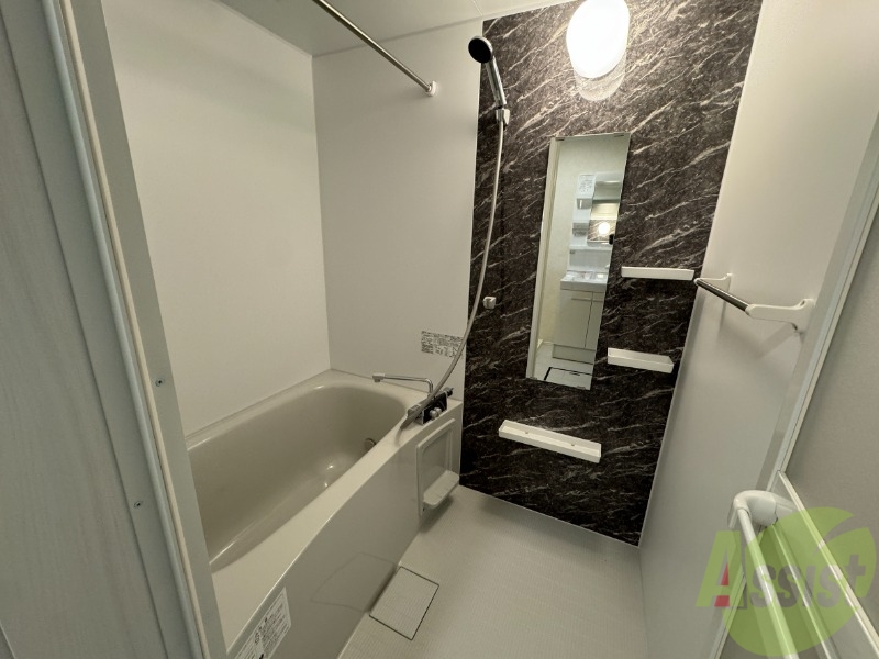 バス・シャワールーム　浴室は広めなのでゆったり落ち着けそうですね。