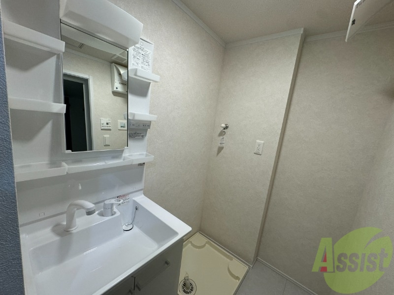 洗面設備　洗面所は独立しており、シャワー付きです。