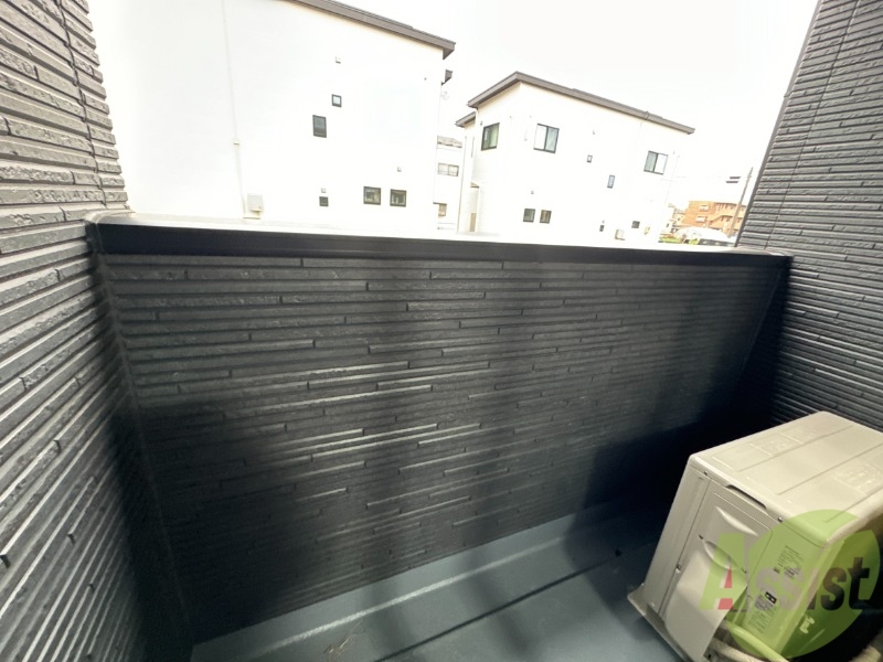 バルコニー　バルコニーは洗濯物を干すのに十分な広さがありますね。