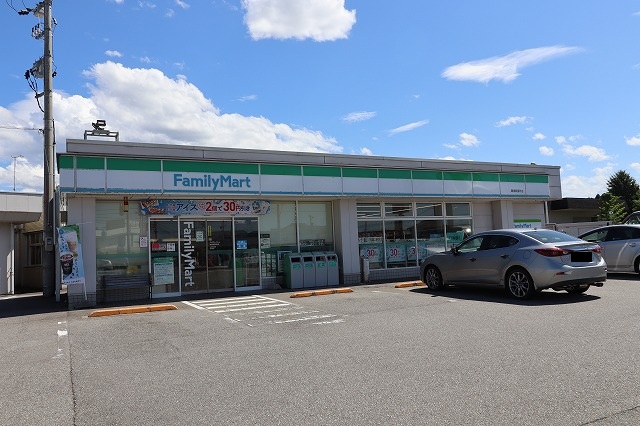 コンビニ　ファミリーマート（コンビニ）まで590m