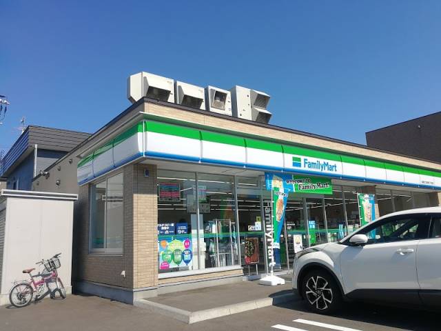 コンビニ　ファミリーマート札幌北21条東店（コンビニ）まで187m