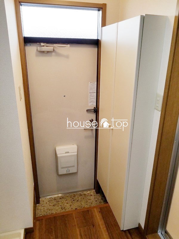 玄関　天井高まであるシューズボックス！