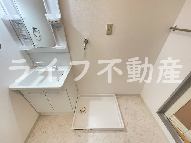 洗面設備　ゆったりとスペースのある洗面所