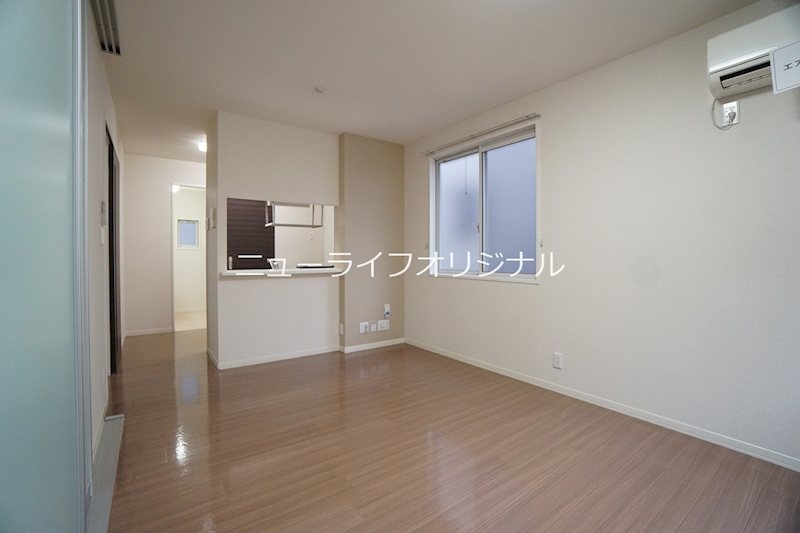 居室・リビング　対面キッチンのあるリビングで、会話が弾みそうです♪