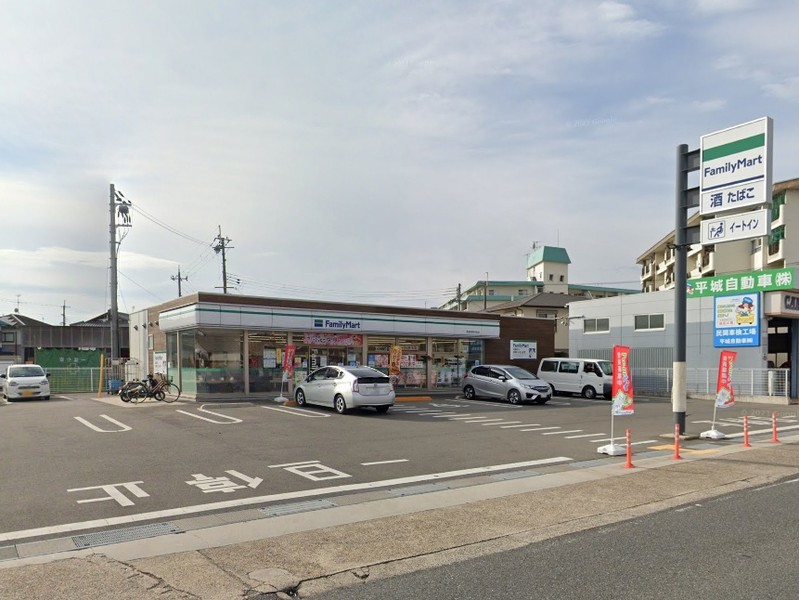 コンビニ　ファミリーマート奈良秋篠早月町店（コンビニ）まで685m