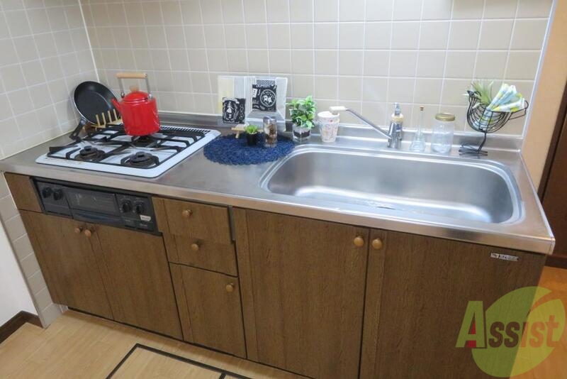 キッチン　木目が素敵なシステムキッチン、毎日のお料理はこちらで