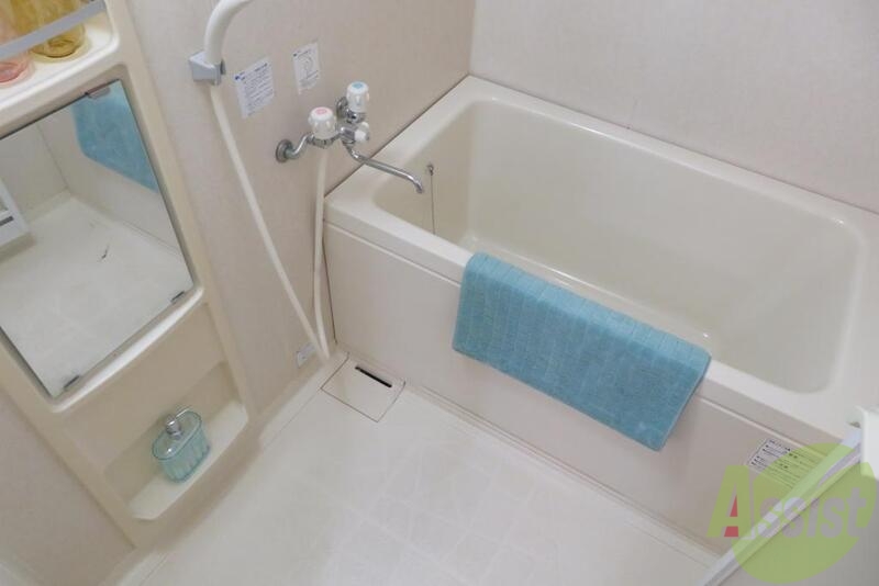 バス・シャワールーム　ゆったりとした浴槽ですね、備え付けの鏡なども嬉しいポイント