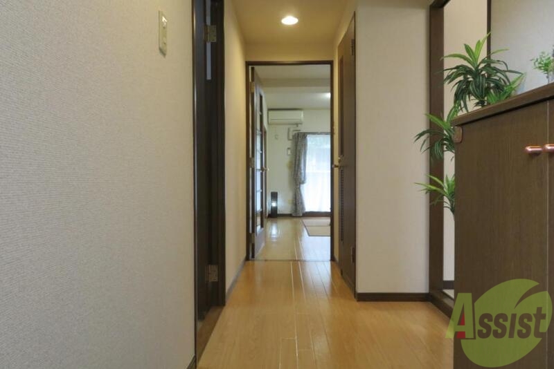 玄関　玄関からリビングへのフローリングつづきが気持ちいいですね