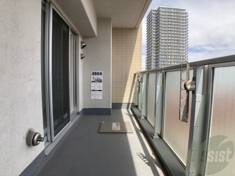 バルコニー　バルコニー。洗濯物がはかどりそうな広さがありますよ。