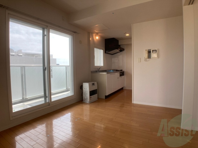 居室・リビング　リビングです。木目のフローリングが落ち着きますね。