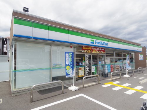 コンビニ　ファミリーマート木津駅前店（コンビニ）まで677m