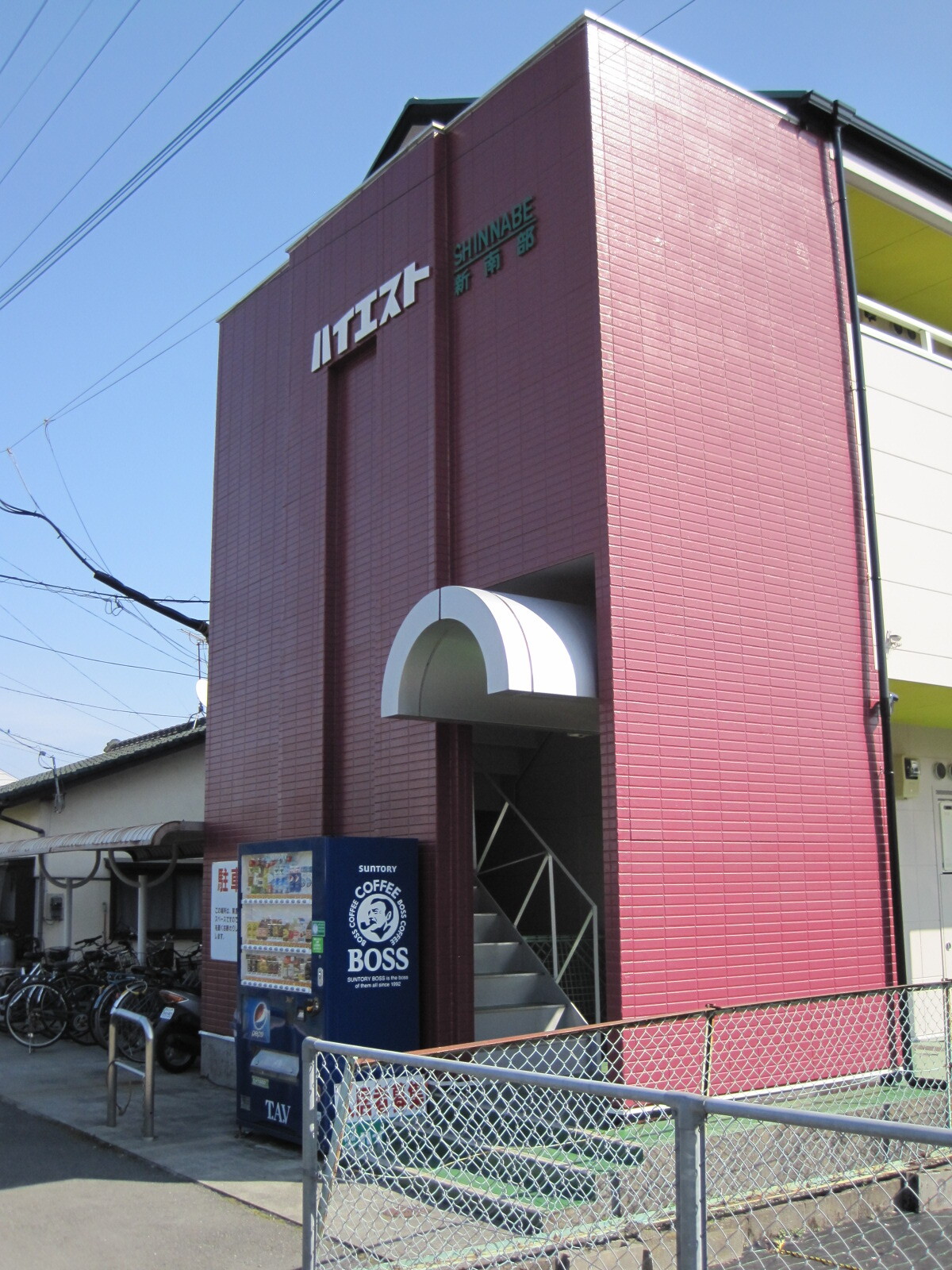 エントランス　入口に自販機があります