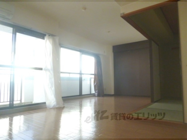 居室・リビング　開放感ある１５帖の広々リビングです。